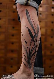 Noga kineskog stila tradicionalni orhideja tetovaža uzorak