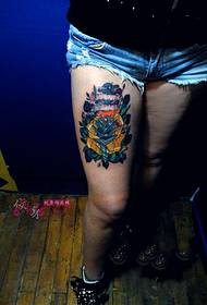 Eiropa un Amerika zobenu ērkšķu rožu augšstilbu tetovējuma attēls