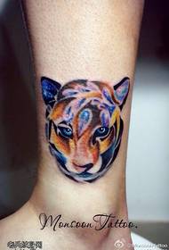Noga osobnosti šareni uzorak tetovaže glave od tigra