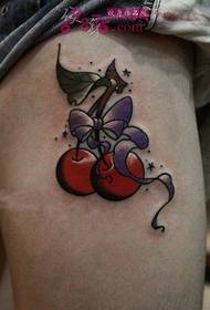 Симпатичная кроваво-красная вишневая татуировка бедра