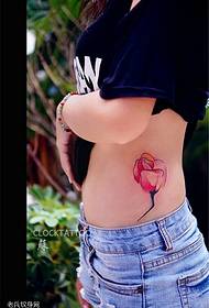 Sieviešu puses vidukļa krāsas ziedu tetovējuma raksts