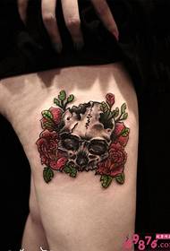 фотографії татуювання черепа та троянди на ногах