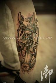 Benfärg häst tatuering mönster