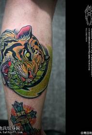 Immagine del tatuaggio della testa di tigre di colore delle gambe