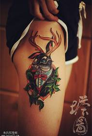 Obraz tatuażu jelenia w kolorze nóg