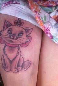 여자의 허벅지에 고양이 문신 사진
