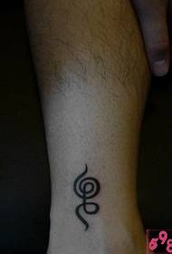 Immagine creativa del modello del tatuaggio del totem della caviglia