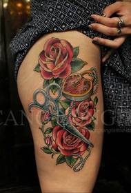 Schöne Beine, glamouröses Rose Tattoo