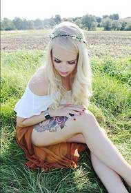 Bella e affascinante immagine di tatuaggio di gamba di personalità straniera di bellezza