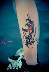 Immagine creativa del tatuaggio del vitello di fede della luna e della mano