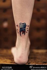 Нога невеликий аквареллю блискучі міні два елемента маленький зуб татуювання візерунок
