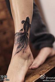 Bellissimo modello di tatuaggio di pesce rosso rosa sulle gambe