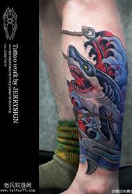 Immagine del tatuaggio dello squalo di personalità di colore della gamba