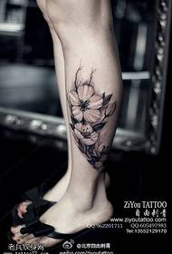 Uzorak tetovaže ženskog nogu cvijet