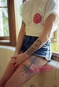 아름다운 허벅지 작은 나무 패션 문신 사진