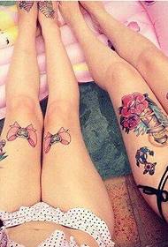 Ženské nohy barevný vzor tetování obrázek