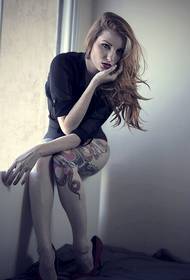 時尚美麗的外國美女只美麗看腿紋身圖片