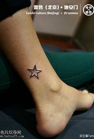 Neru mudellu simplice di tatuaggi di stella