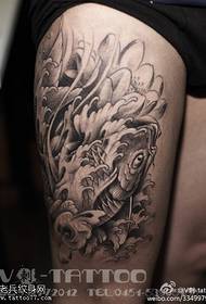 Patrón de tatuaje de pescado rico auspicioso