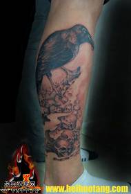 Нога сосни круто прохолодний малюнок татуювання ворона