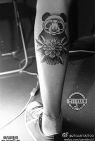 Зображення татуювання панда на нозі