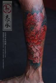 Malinaw na pattern ng peony tattoo sa mga binti