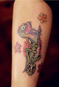 ʻO ke kaila honu chameleon tattoo kiʻi kiʻi i ke kiʻi