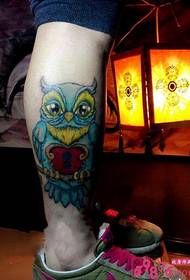 Photo de tatouage de jambe de hibou bleu mignon