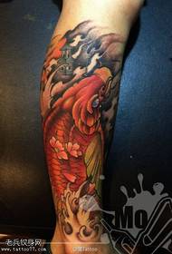 Modello di tatuaggio di calamari di colore tradizionale gamba