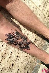 Σταυρός και λουλούδι εικόνες τατουάζ πόδι