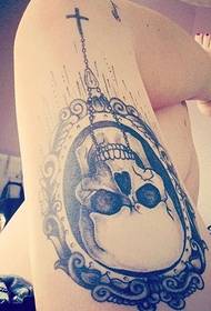 Frouwe tatoet fan 'e dykmode