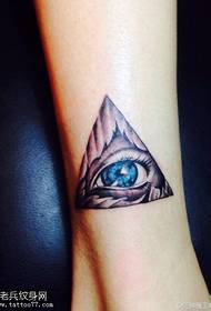 Tema di tatuu di ochju triangulu di gamba