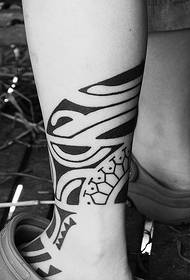 Stylowy i prosty tatuaż totemowy na nogach