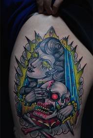 Immagini di tatuaggi creativi sulla coscia della dea e del cranio