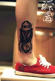 Iphethini ye-tattoo ye-leg clown