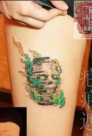 Слика модне љепоте ноге пејзажне боје узорак за тетоважу