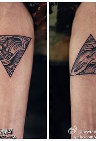 Cama esquerra i dreta dreta patró de tatuatge de balena