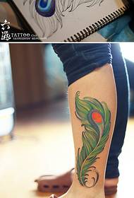 Patrón de tatuaje inteligente de plumas verdes de pierna