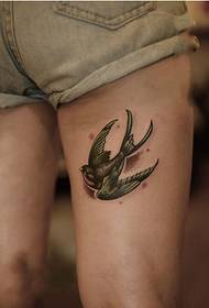 Djevojčica bedra mala svježa lastavica tetovaža sliku
