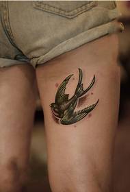 Photo de tatouage hirondelle petite cuisse fille