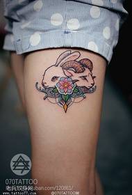 Женские ножки цветные антилопы татуировки кролика