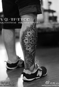 Raffreddare bel modello di tatuaggio simbolo del fiore prepotente