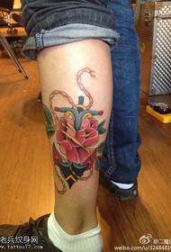 Patrón de tatuaje de color de rosa de ancla de pierna