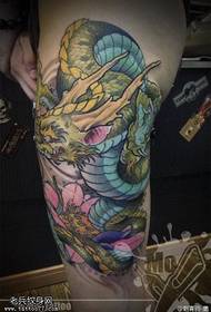 Nuovo modello di tatuaggio tradizionale drago color gamba