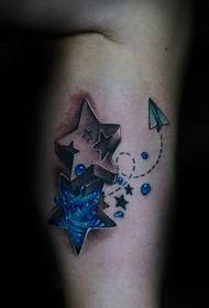 Splendida foto di tatuaggi a stella a cinque punte con logo in rilievo