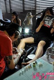 Cena de padrão de tatuagem de perna de artista de tatuagem personalizado