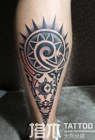 Tatuaggio totem Maya sul retro del polpaccio