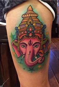 Персонализирана и стилна цветна снимка на слон татуировка на крака