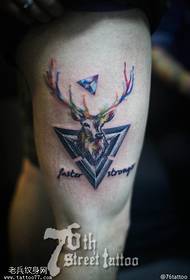 Modello di tatuaggio antilope stellata di colore delle gambe
