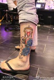 Modello di tatuaggio rosa clessidra di colore delle gambe